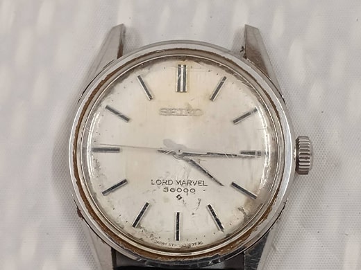 ベルトの壊れた時計画像